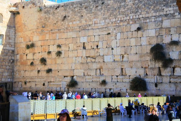 Bức tường than khóc hay còn gọi là bức tường phía tây là điểm tham quan nổi tiếng ở Jerusalem được chia thành hai khu vực: khu bên trái cho nam và khu bên phải cho nữ