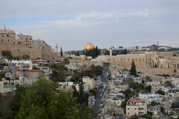 Một phần thành phố hơn 2,000 năm tuổi Jerusalem nhìn từ xa với điểm nhấn là mái vòm màu vàng. Ở Jerusalem có một câu chúc nổi tiếng: Next year, in Jerusalem tức sang năm hẹn gặp nhau ở Jerusalem