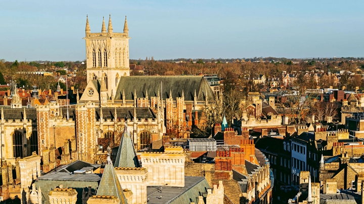 Những tòa nhà đẹp và cổ kính của Cambridge quanh thành phố chờ đợi du khách