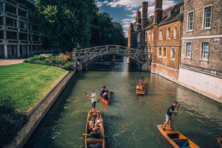 Chèo thuyền quanh sông Cam là cơ hội để ngắm nhìn Cambridge rõ hơn