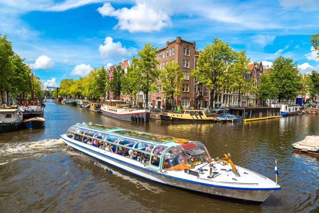 Du ngoạn bằng tàu dọc theo các kênh đào của Amsterdam