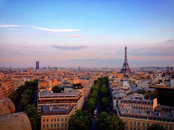 Từ sân thượng của Khải Hoàn Môn, bạn có thể nhìn ra toàn cảnh Paris