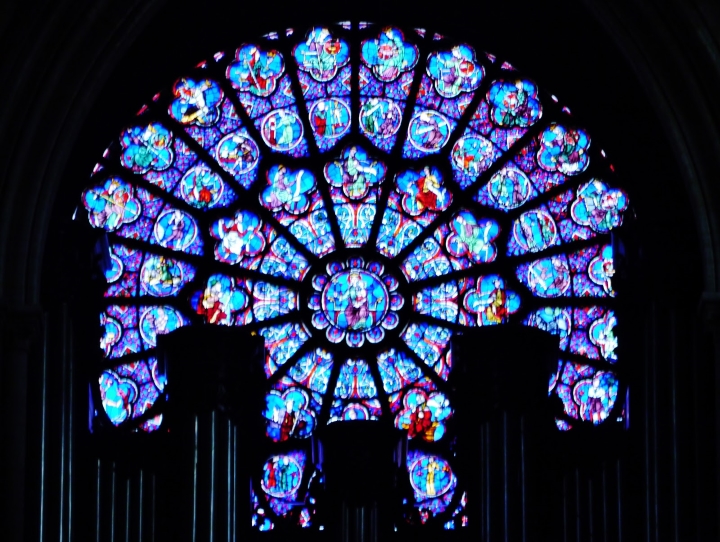 Ô cửa kính nhiều màu đặc trưng của kiến trúc Trung cổ 