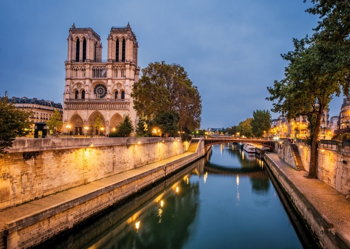 Notre-Dame nép mình bên dòng sông Seine 