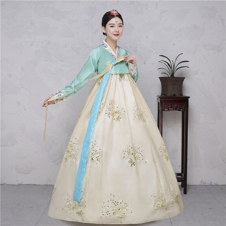 Hanbok dành cho nữ với thiết kế tinh tế