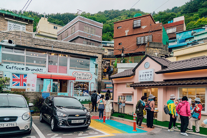 Du khách tấp nập ghé thăm làng văn hóa Gamcheon