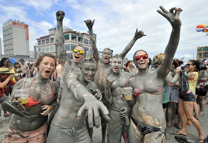 Ngoài các hoạt động trên bãi biển, lễ hội còn có các sự kiện nghệ thuật, âm nhạc, và khiêu vũ