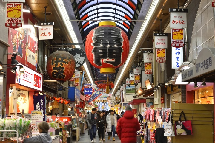  Chợ Kuromon là một khu phố mua sắm ở trung tâm thành phố Osaka