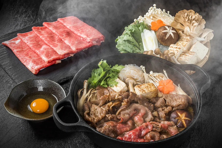 Sukiyaki thịt bò Wagyu là một trong những món ăn ngon và độc đáo của Nhật Bản