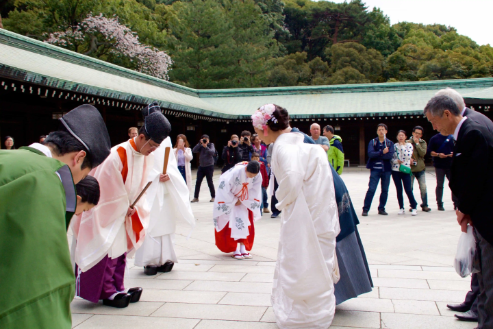 Văn hóa cúi chào diễn ra mọi nơi trong đời sống hàng ngày của Nhật Bản