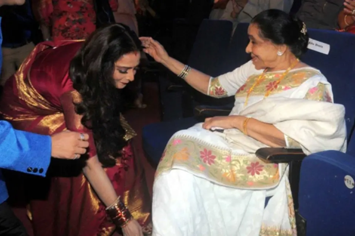 Người trẻ thể hiện sự tôn trọng bằng cách chạm vào chân của người lớn tuổi ở Ấn Độ