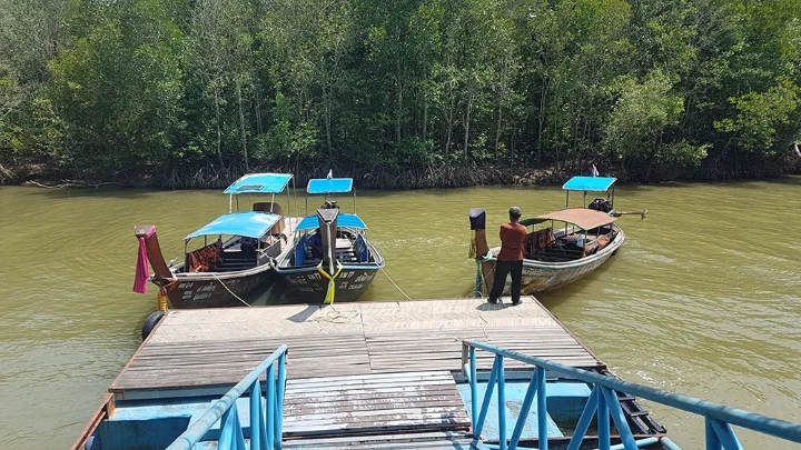 Đến Động Khao Khanap Nam bằng thuyền đuôi dài