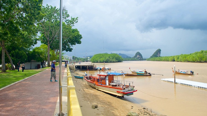 Krabi, nằm tại phía nam của Thái Lan và cách thủ đô Bangkok khoảng 500km