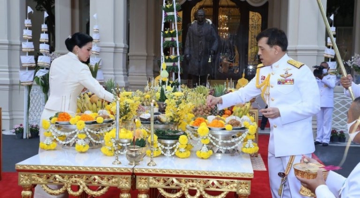 Những nghi thức trang trọng được Vua và Hoàng hậu thực hiện tại ngày lễ