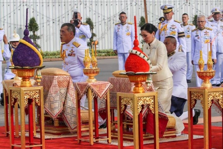 Vua và Hoàng Hậu tỏ lòng thành kính tại tượng đài vua Rama V ngày 2/5/2019