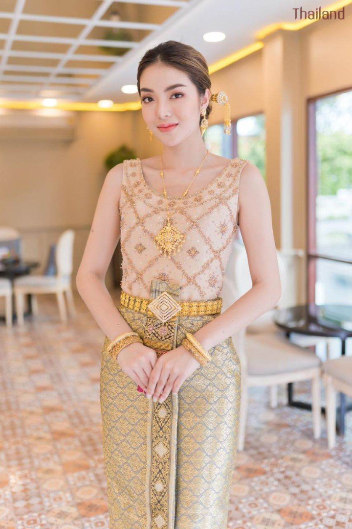 Dusit là dạng trang phục Thái Lan nhưng được Tây hóa