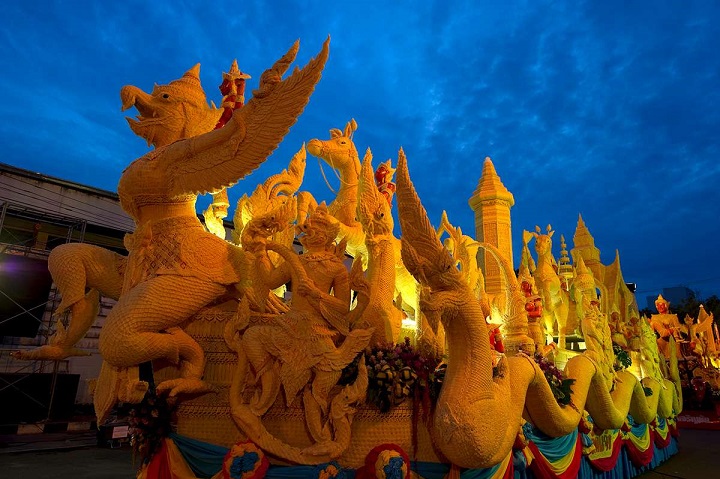  Với khí hậu chia thành mùa khô và mùa mưa, Ubon Ratchathani đón nhận khách du lịch quanh năm
