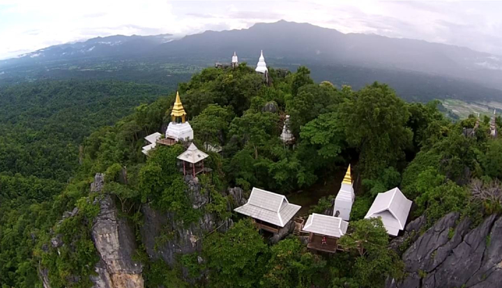 Nằm ở trên đỉnh ngọn núi và các phần của ngôi chùa nằm khá xa nhau