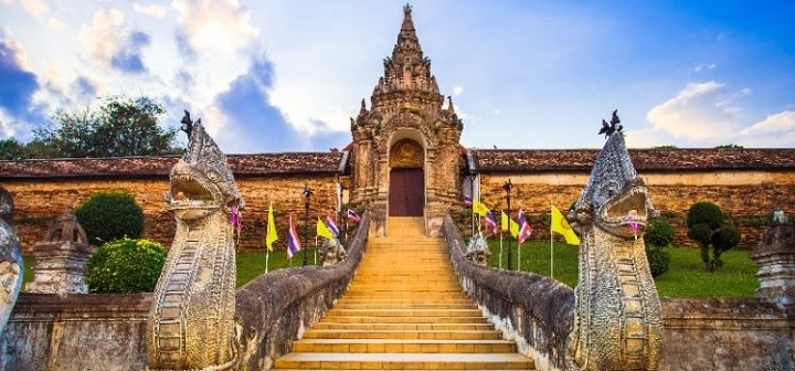 Wat Phra That Lampang Luang là một ngôi chùa được bao quanh bởi các bức tường gạch cao