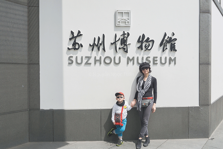 Du khách chụp ảnh checkin tại Bảo tàng Tô Châu