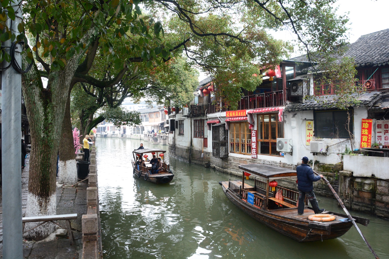 Cổ trấn Chu Gia Giác nằm tại quận Thanh Phố của Thượng Hải, ven bờ hồ Điện Sơn rộng lớn