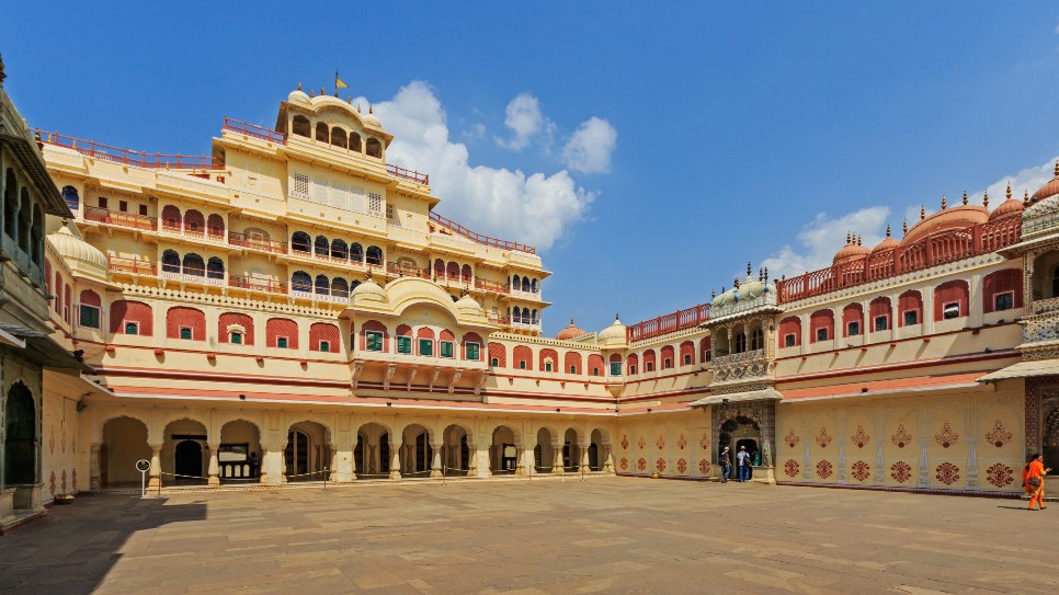 Đây là cung điện lớn thứ hai của Ấn Độ, mất gần 3 thế kỷ để hoàn thành.