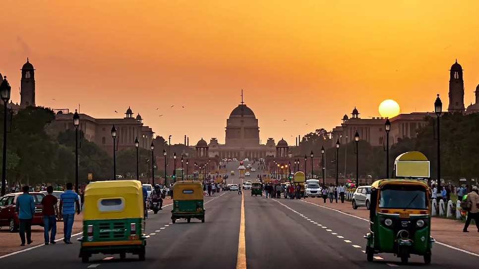 Ở New Delhi, ta bắt gặp những tòa nhà chính phủ quan trọng, một phố thị hiện đại mới mẻ..