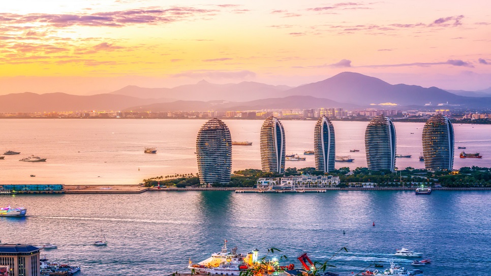 Du thuyền trên vịnh Tam Á