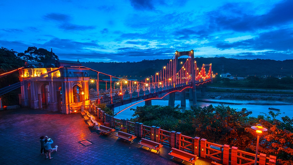 Cầu Đại Kh&ecirc; rực s&aacute;ng giữa m&agrave;n đ&ecirc;m, soi b&oacute;ng xuống d&ograve;ng s&ocirc;ng Đại H&aacute;n
