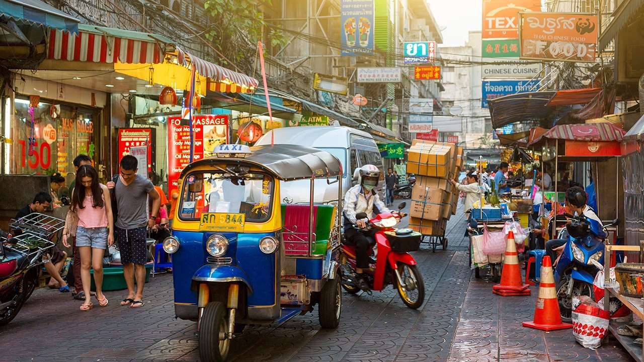  tuk-tuk di chuyển trong thành phố là 1 lựa chọn hợp lý