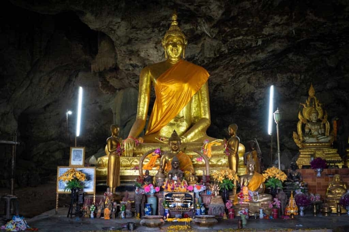 Tượng Phật lớn bên trong Tham Krasae.