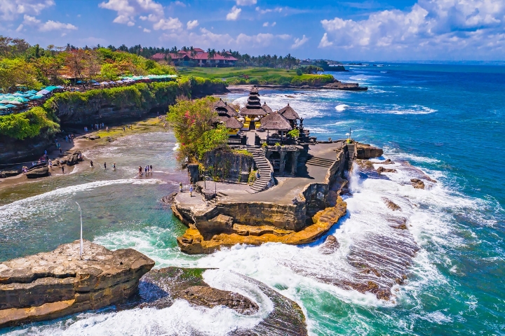 Đền Tanah Lot sừng sững giữa biển xanh