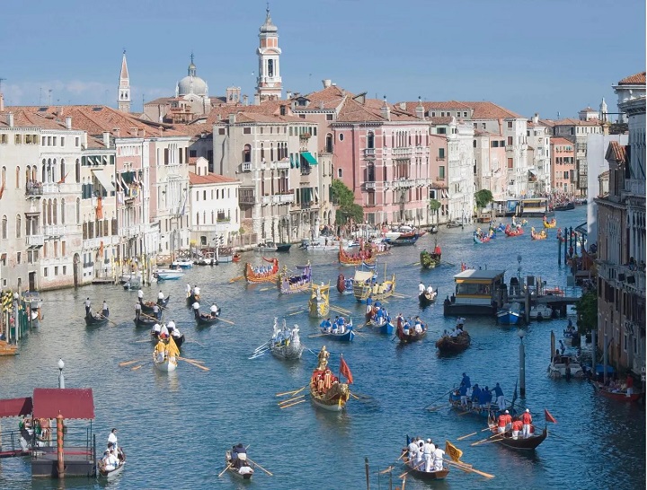 Đua thuyền là một trong những hoạt động được người Ý đặc biệt mong chờ 