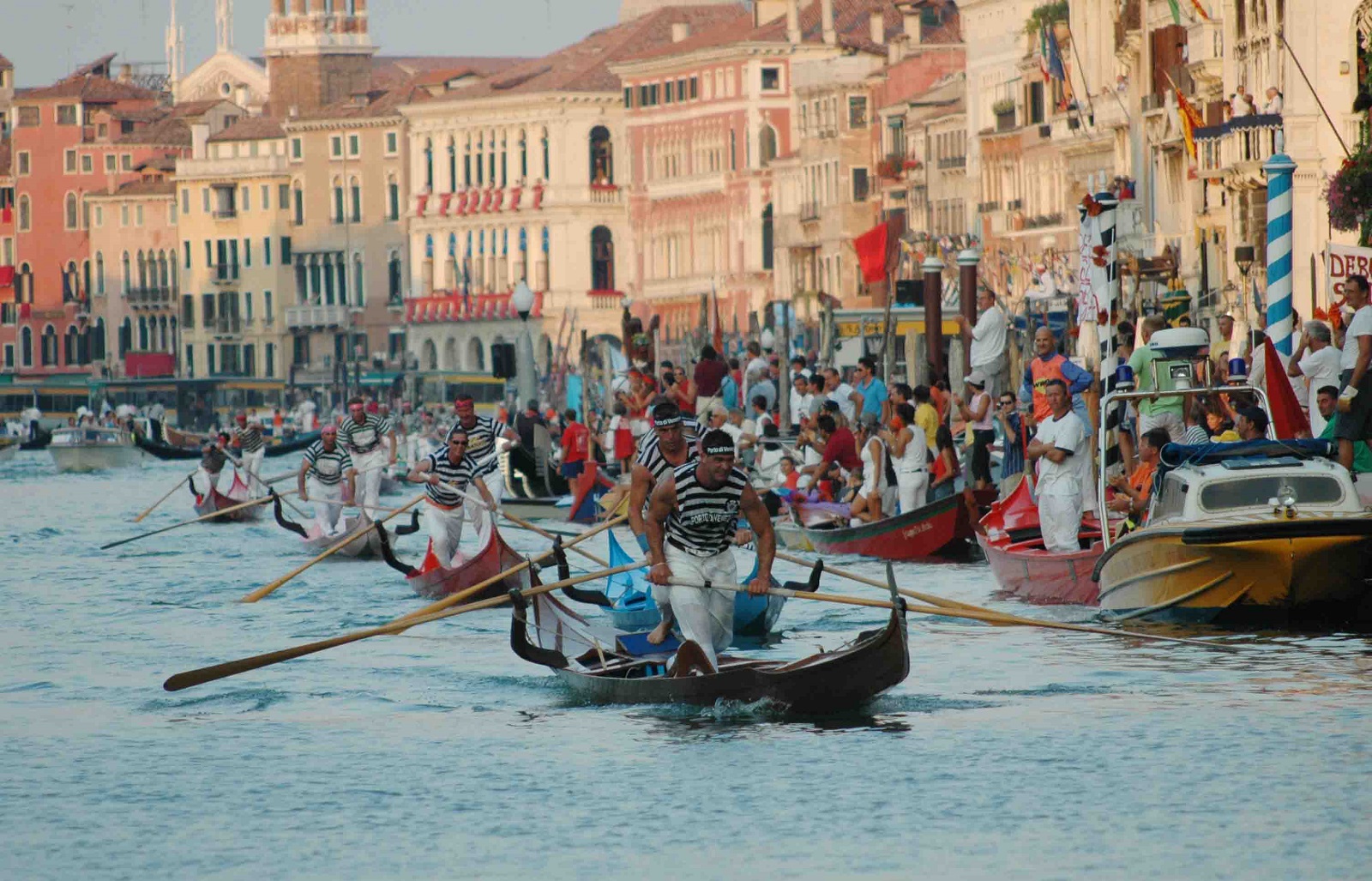  Để có thể dễ dàng chiêm ngưỡng sự kiện, nhớ theo dõi lịch trình của lễ hội