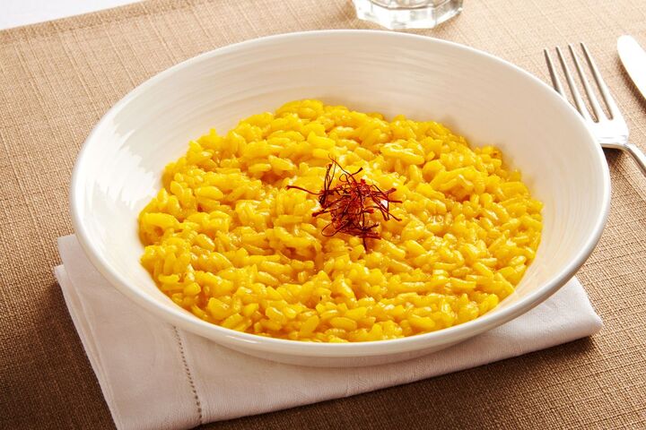 Risotto alla Milanese độc đáo với màu vàng óng ánh và hương vị nhẹ nhàng của nghệ tây
