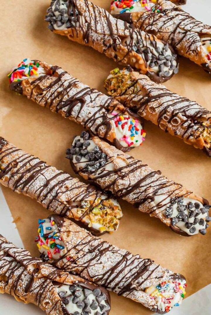 Cannoli được làm từ lớp vỏ bánh giòn và nhân kem ngọt bên trong