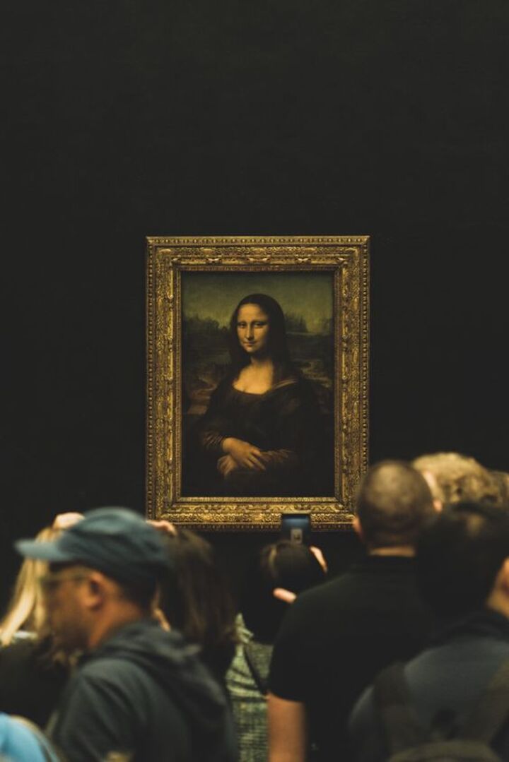 Mona Lisa không chỉ là một tác phẩm nghệ thuật xuất sắc mà còn là một biểu tượng về vẻ đẹp và sự bí ẩn của nghệ thuật