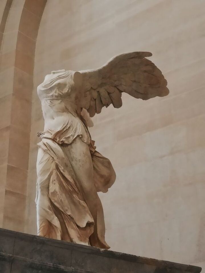 Tượng này thể hiện sự thắng lợi và vinh quang, đặc biệt là trong chiến thắng biển