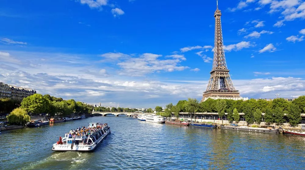 Du thuyền dọc sông Seine