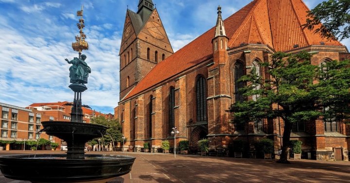 Nhà thờ với màu gạch cam nổi bật của lối kiến trúc Brick Gothic