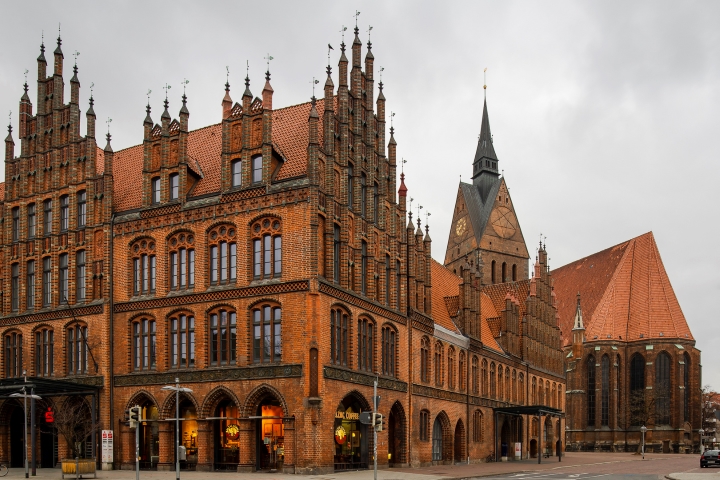 Tòa Altes Rathaus cổ mang vẻ uy nghiêm giữa lòng thành phố