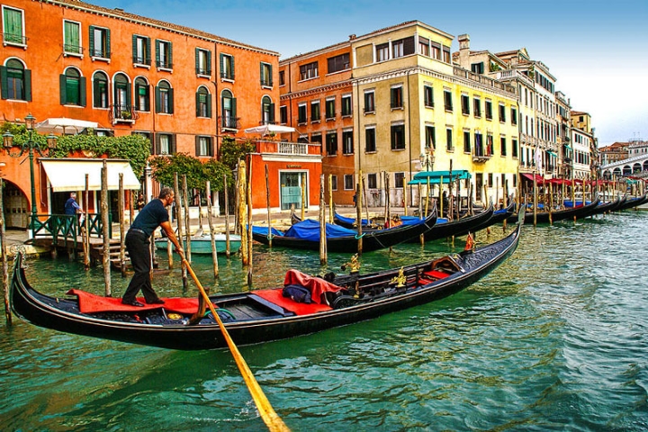 Du ngoạn quanh kênh đào bằng thuyền gondola