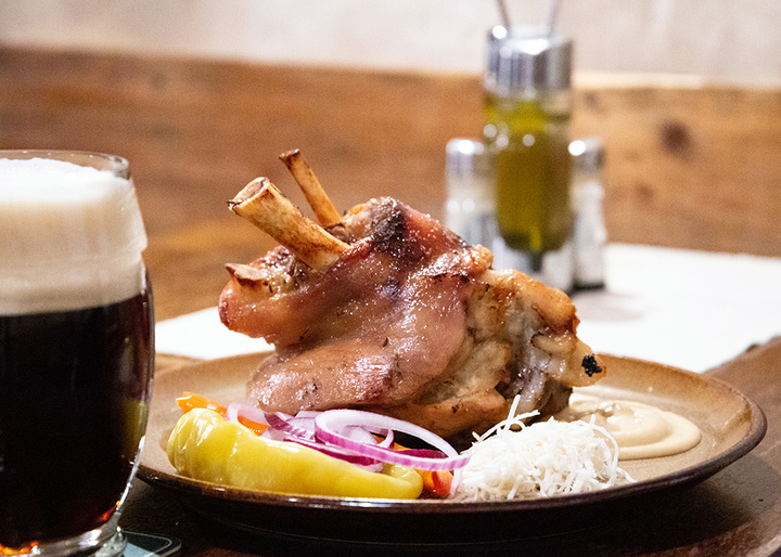 Thưởng thức Schweinshaxe cùng với bia