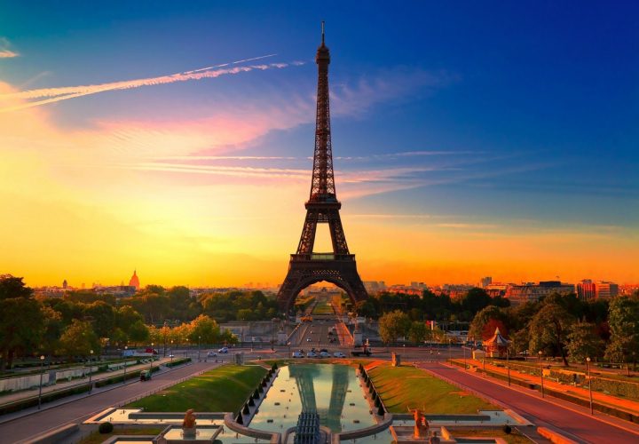 Tháp Eiffel - Biểu tượng nổi tiếng của thủ đô Paris hoa lệ