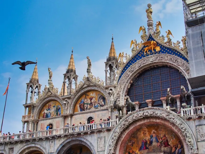  Các thiết kế theo phong cách Venice và Byzantine được chạm khắc độc đáo trên mặt ngoài của nhà thờ.
