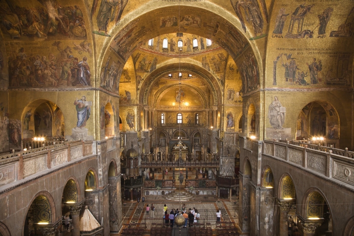 Trải qua tám thế kỷ, các nghệ nhân khảm đã tạo ra các bức họa bao phủ bên trong và bên ngoài nhà thờ.