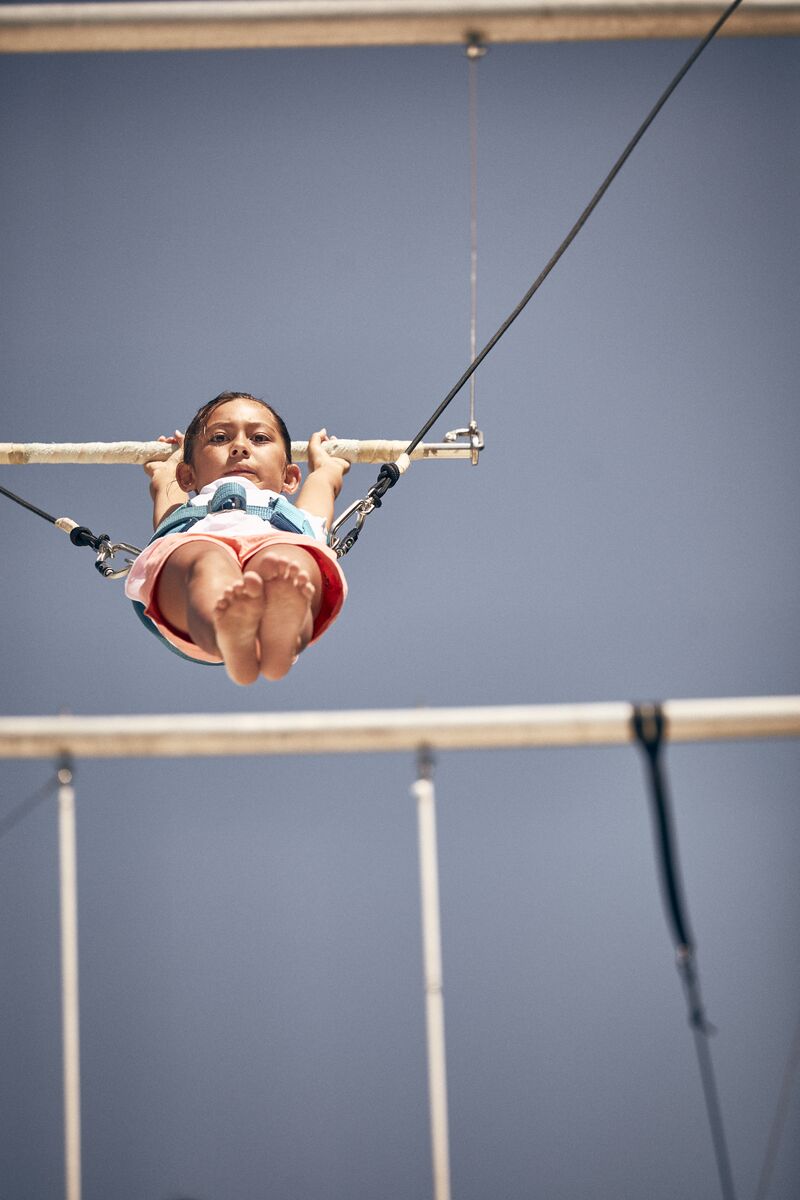 Từ Muay Thai đến flying trapeze, Phuket có đủ hoạt động để mỗi thành viên thử một điều mới trong kỳ nghỉ