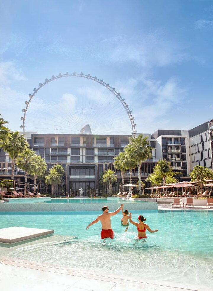 Caesars Palace nổi bật bên bờ vịnh Dubai