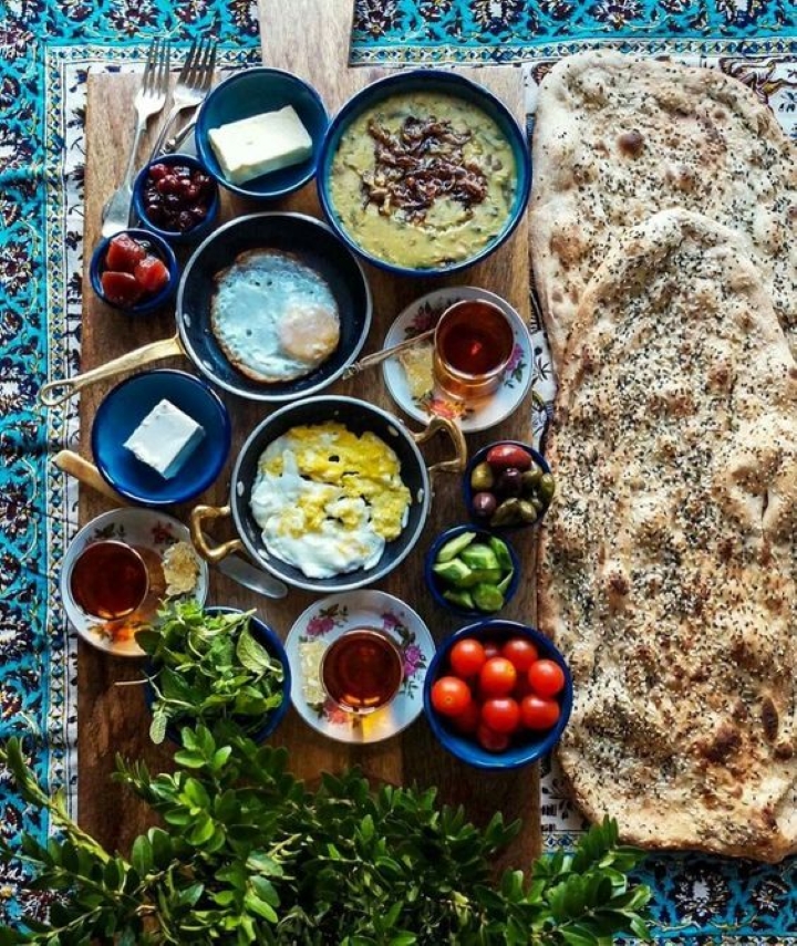 Bánh mì Sangak Iran ăn kèm với những món ăn hấp dẫn