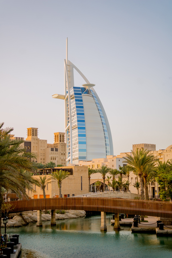 Burj Al Arab c&oacute; kiến tr&uacute;c h&igrave;nh c&aacute;nh buồm độc đ&aacute;o